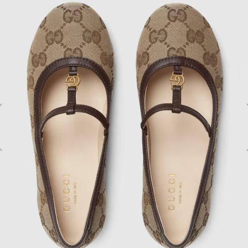 حذاء مسطح قماش باللون البيج والبني عليه طبعات الما...