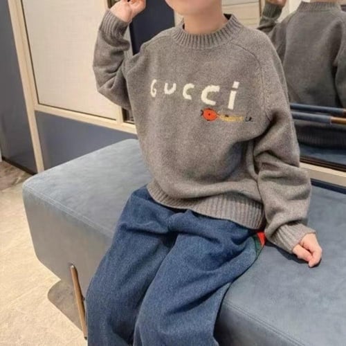 سويتر من الصوف الناعم بشعار قوتشي