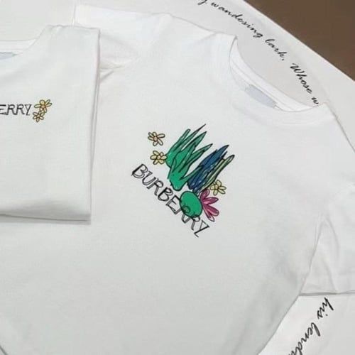 تيشيرت قطن ابيض بشعار زهور من بيربري