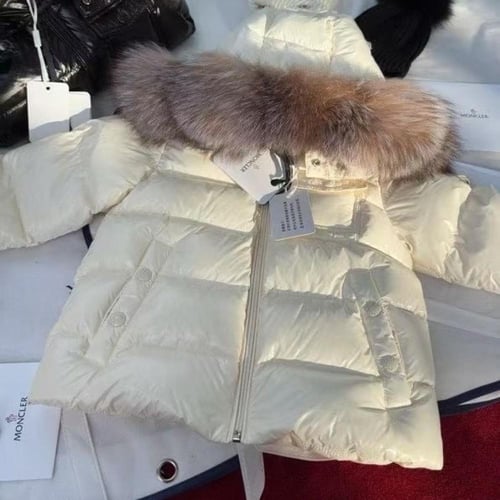 جاكيت منفوخ ابيض مع غطاء للرأس به فرو