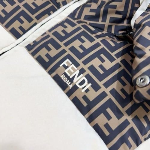 جاكيت منفوخ بيج مع غطاء للرأس وشعار للماركة