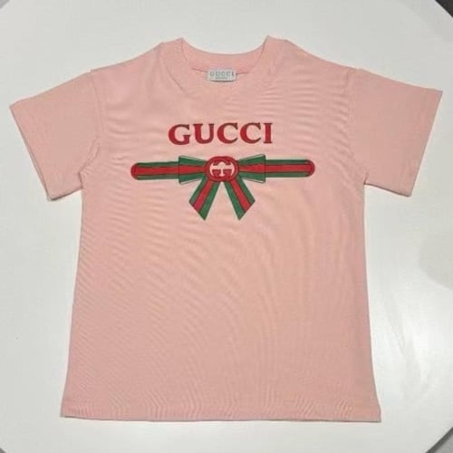 تيشيرت قطن للبنات عليه شعار قوتشي