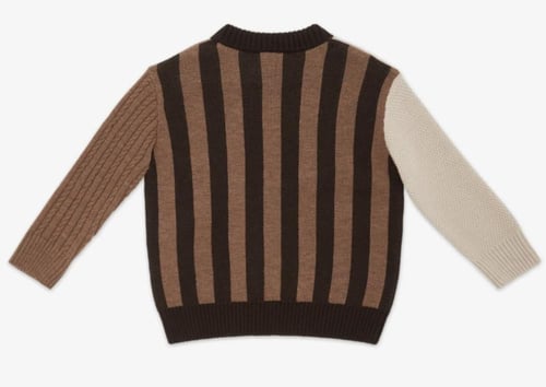 سويتر من الصوف برقبة دائريه عليه طبعات كرتونيه