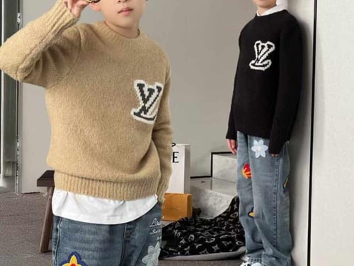 سويتر صوف ناعم بشعار الماركة من الامام والخلف