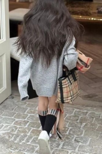 سويتر صوف بشعار دبدوب من بيربري