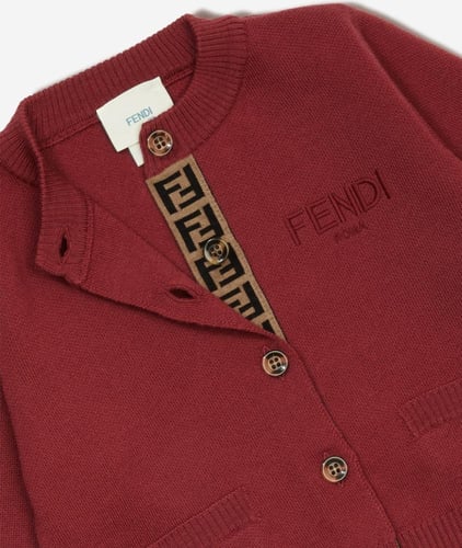 كارديقان وتنوره صوف باللون الاحمر