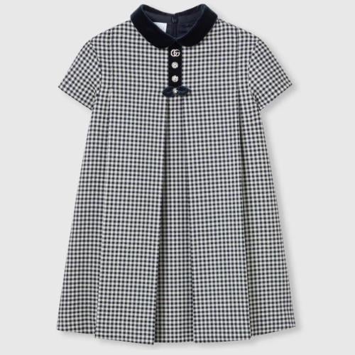 فستان باللون الازرق والابيض بياقه مخمل