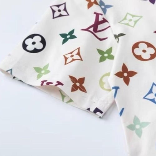 تيشيرت قطن كلاسيك ابيض بطبعات ملونه لشعار الماركة