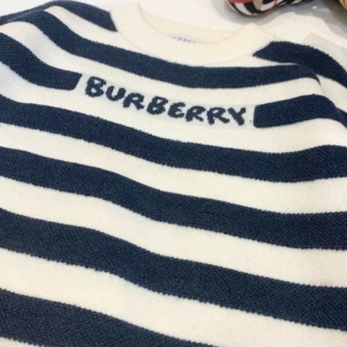 سويتر صوف ناعم مخطط باللون الكحلي والابيض