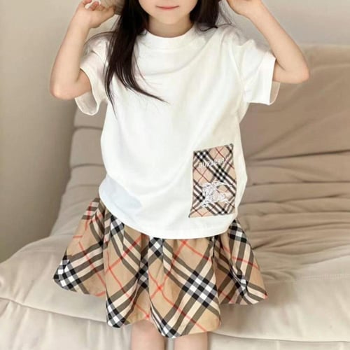 تيشيرت قطن من بيربري عليه شعار الماركة