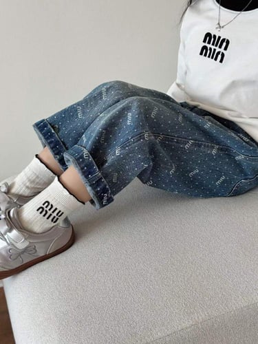 بنطلون جينز ازرق بشعارات للماركة