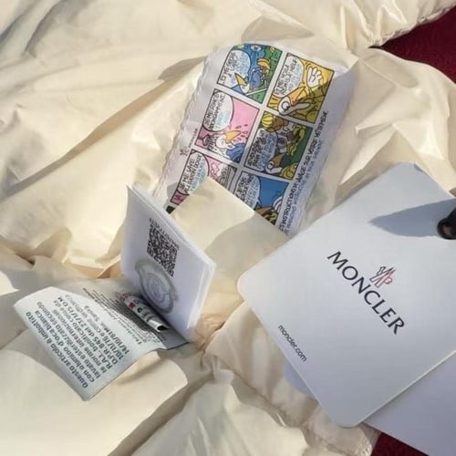 جاكيت منفوخ ابيض مع غطاء للرأس به فرو