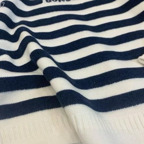 سويتر صوف ناعم مخطط باللون الكحلي والابيض