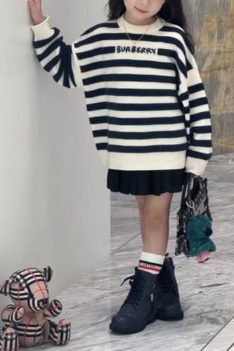 سويتر صوف ناعم مخطط باللون الكحلي والابيض