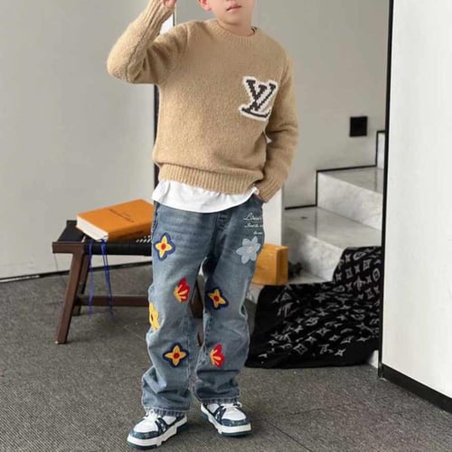 سويتر صوف ناعم بشعار الماركة من الامام والخلف