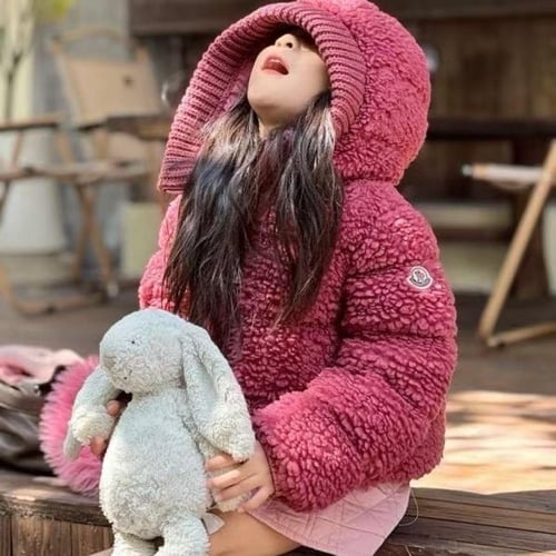 جاكيت من الفرو باللون الوردي للبنات
