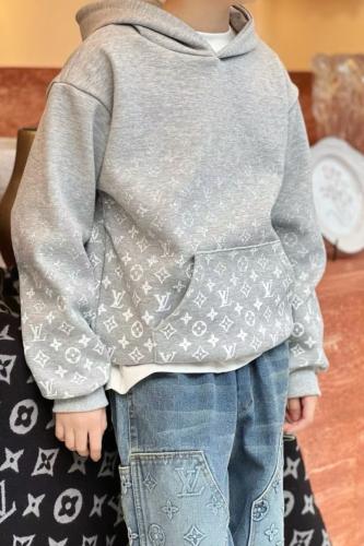 هودي قطن رمادي مع غطاء للرأس وعليه شعارات الماركه