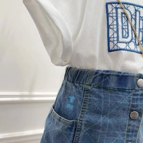 تيشيرت قطن ابيض عليه شعار الماركة مطرز بالازرق