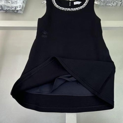 فستان اسود بكريستالات عند الرقبه من ديور