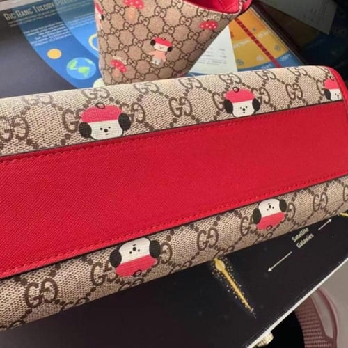 حقيبة يد واسعة بشعار الماركة مزينة بطبعات للأطفال