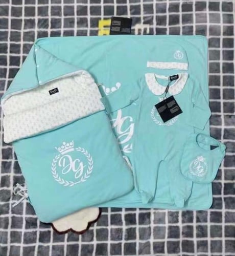 طقم مواليد منوع مستوحى من ماركات شهيرة رائعة