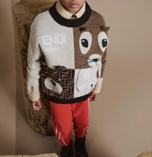 سويتر من الصوف برقبة دائريه عليه طبعات كرتونيه