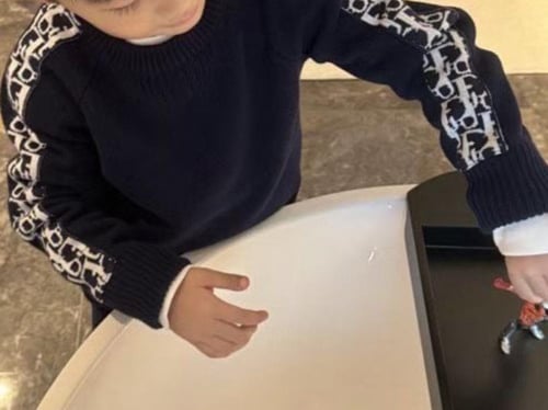 سويتر صوف ناعم بنقشات عالاكمام بشعار الماركه