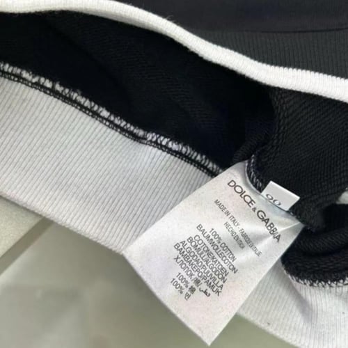 سويت شيرت باللون الاسود عليه شعار الماركة