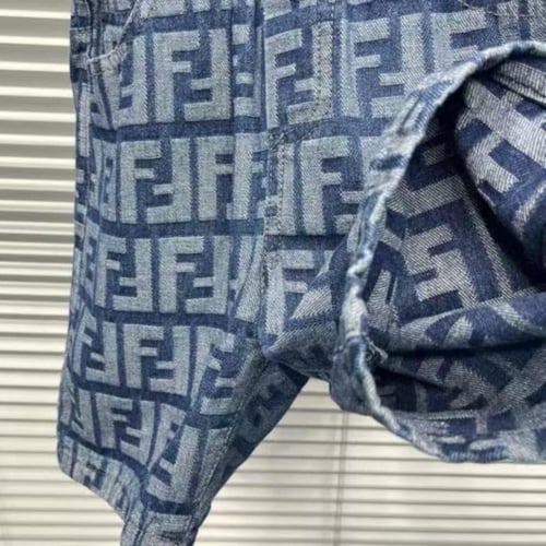 شورت للأولاد بنقشة شعار فندي