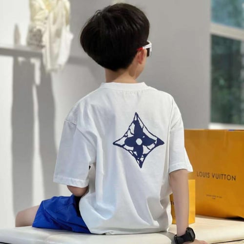 تيشيرت قطن ابيض بشعار ال ڤي باللون الازرق