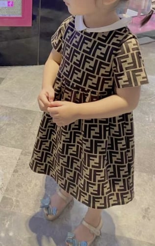 فستان فندي بياقة بيضاء