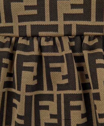 فستان فندي بياقة بيضاء