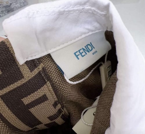 فستان فندي بياقة بيضاء