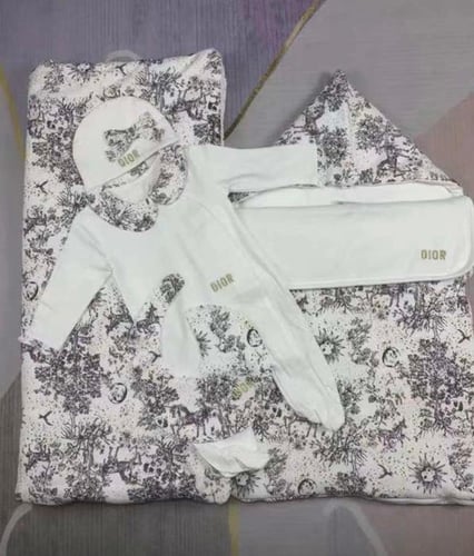 طقم مواليد منوع مستوحى من ماركات شهيرة رائعة