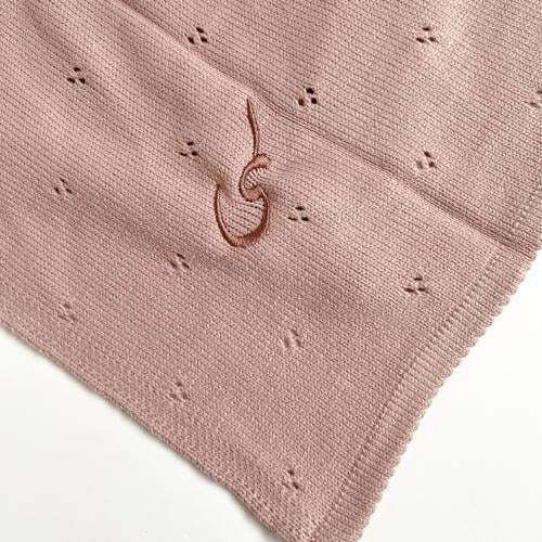 غطاء محبوك وردي