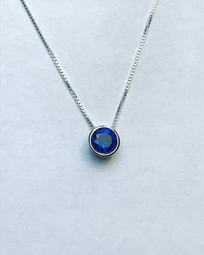 سلسال باللون الأزرق