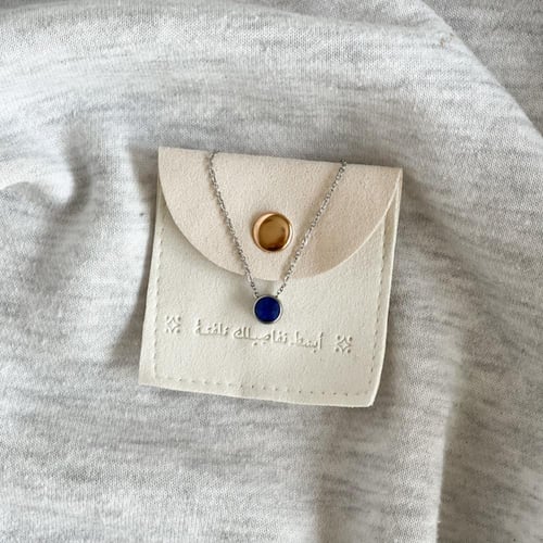 سلسال باللون الأزرق