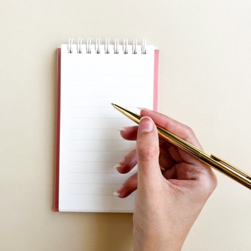 قلم باللون الذهبي