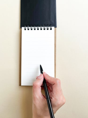 قلم باللون الأسود