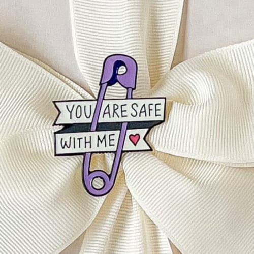 دبوس you are safe with me