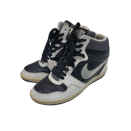 حذاء سنيكرز نايكي (Nike Dunk Sky Hi) نسائي كعب مخف...