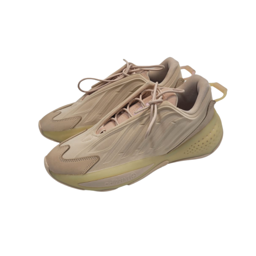 حذاء أديداس (adidas) الرياضي بتصميم عصري مستقبلي