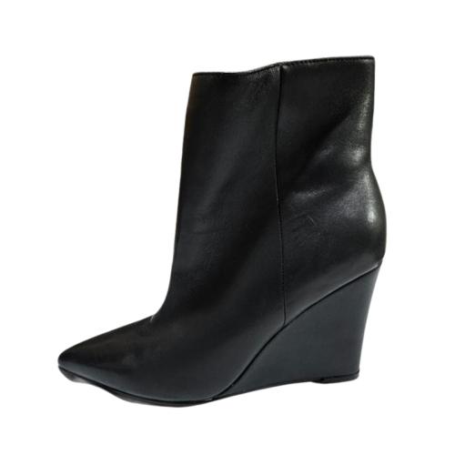 حذاء بوت نسائي أسود بجلد ناعم ومقدمة مدببة