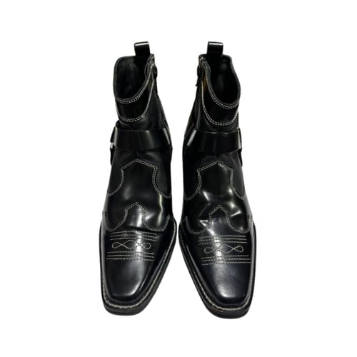 بوت نسائي أسود شتوي بجلد لامع وتطريز أبيض يدوي