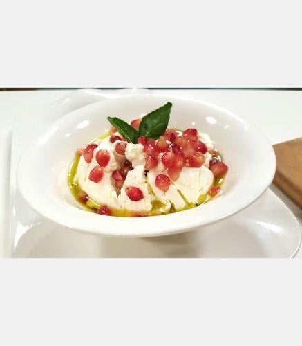 The most delicious labneh salad with pomegranate