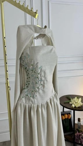 فستان لينين طويل أنيق بلون كريمي هادئ