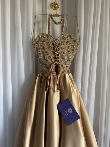 فستان ذهبي ملكي