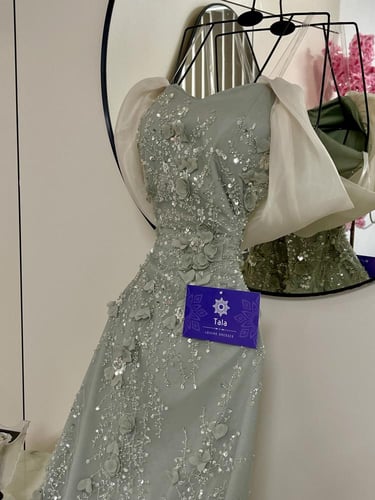 فستان سهرة بنقشة ورود راقية