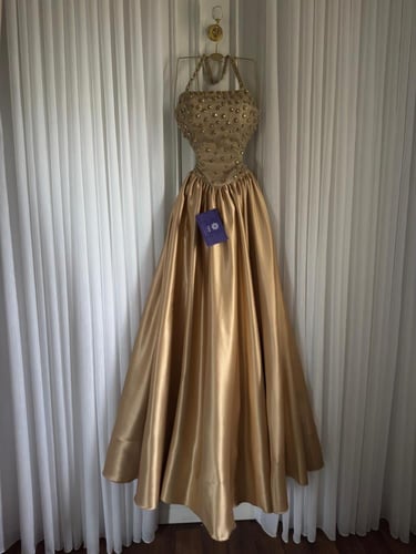 فستان ذهبي ملكي