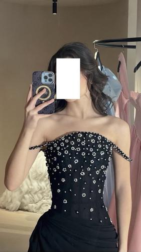 فستان سهرة أنيق باللون الأسود يتميز بكورسيه مرصع